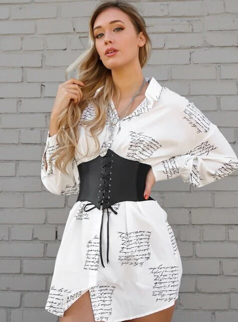 Корсет будет элегантно смотреться на платье - рубашке разного кроя и цвета, также образ подойдет на жаркое лето, в офис или школу. 