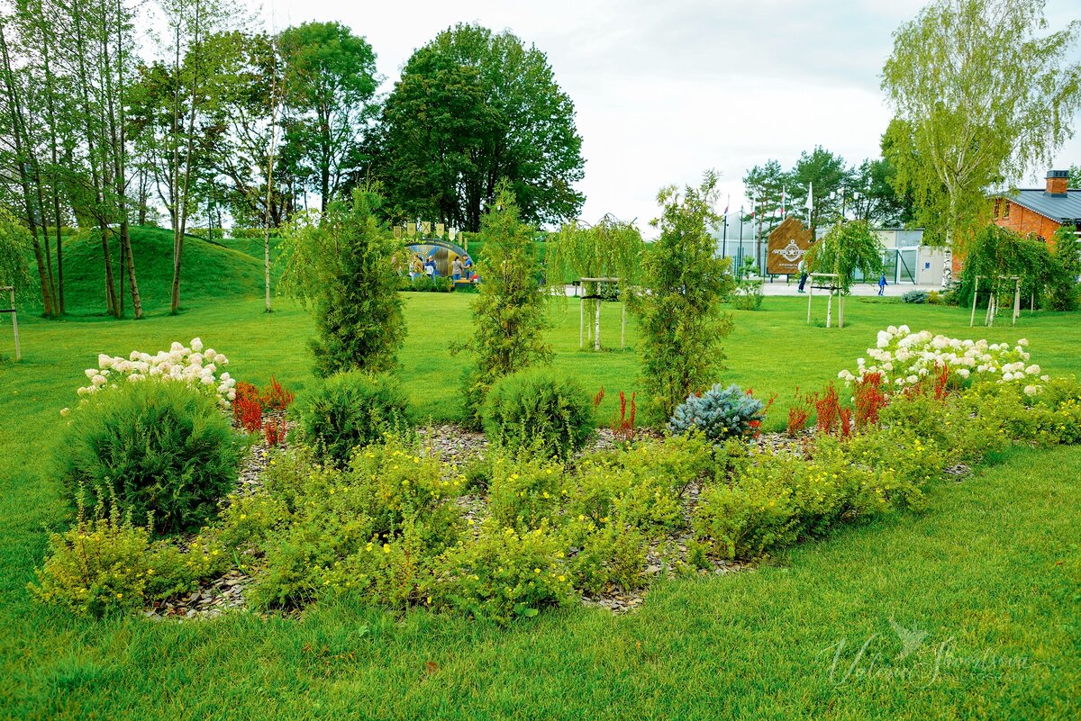 В парке есть красивые зоны с цветниками
