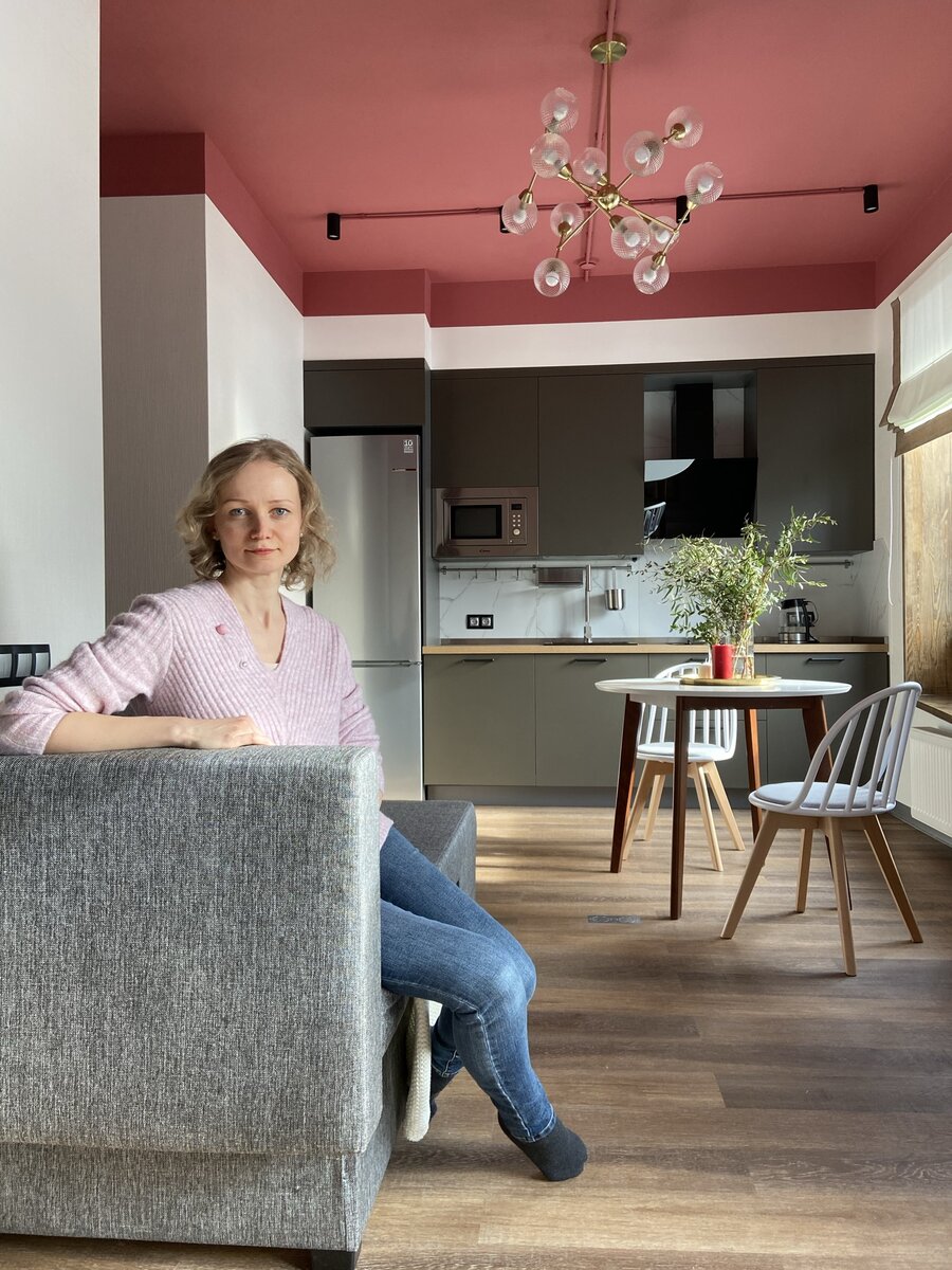 Квартира с ягодным потолком. Сдана в первые дни просмотров примерно на 25% дороже таких же апартаментов в этом же комплексе. А вложения в ремонт получились дешевле, чем у соседей.