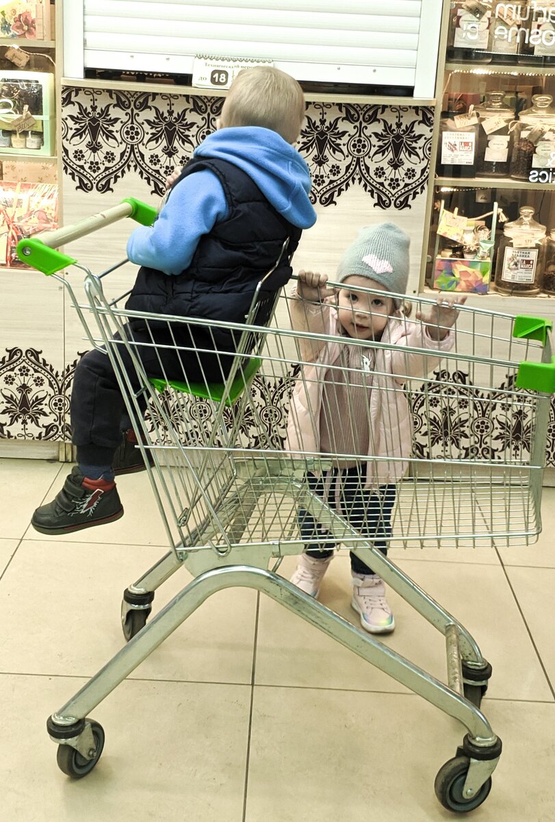 Ксю катает Сёму