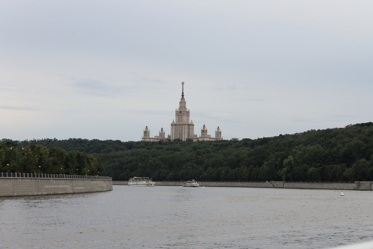 Москва река и главное здание МГУ вдалеке.