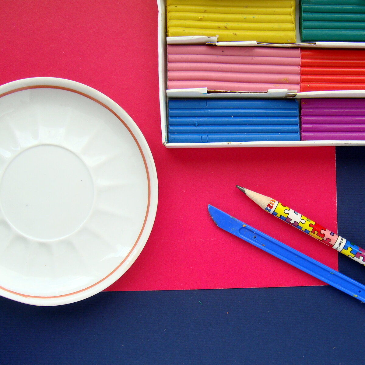 Нам понадобятся: пластилин, цветной картон (очень желательно, чтобы всё это было яркого цвета), стек, дощечка для лепки, карандаш и блюдце.