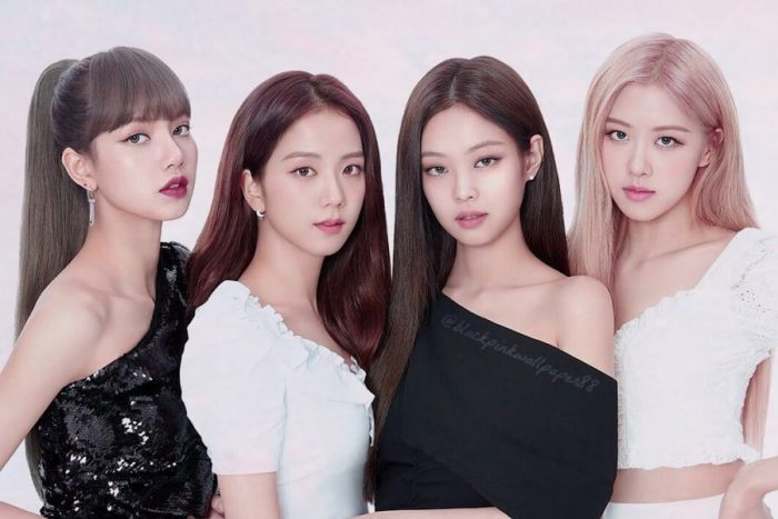 Участницы группы слева направо: LISA (Лиса), JISOO (Джису), JENNIE (Дженни) и ROSE (Розэ)