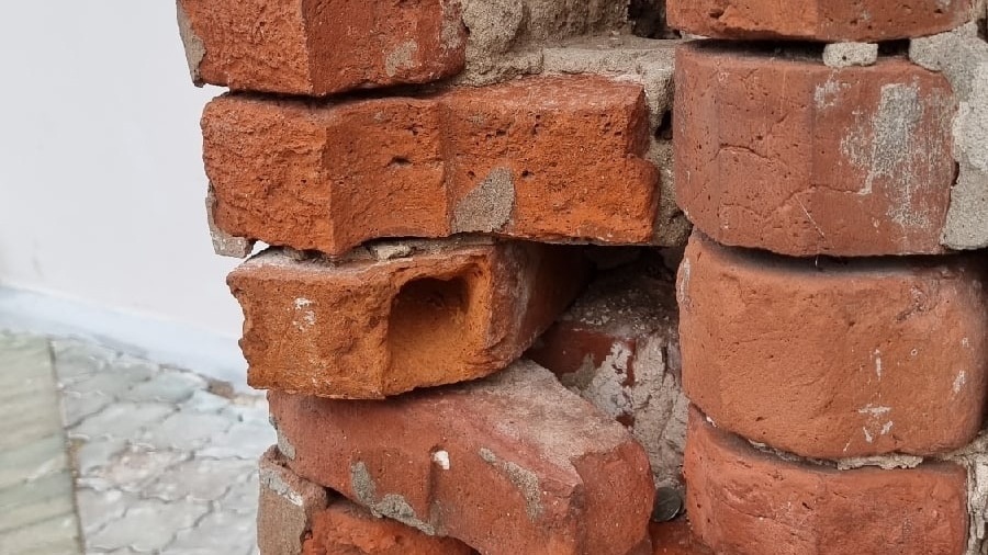     Заместитель руководителя республиканского агентства по печати и массовым коммуникациям «Татмедиа» Эдуард Хайруллин написал на своей странице во «ВКонтакте», что башня Сююмбике разваливается. На ней заметны трещины, а также выпадают кирпичи.