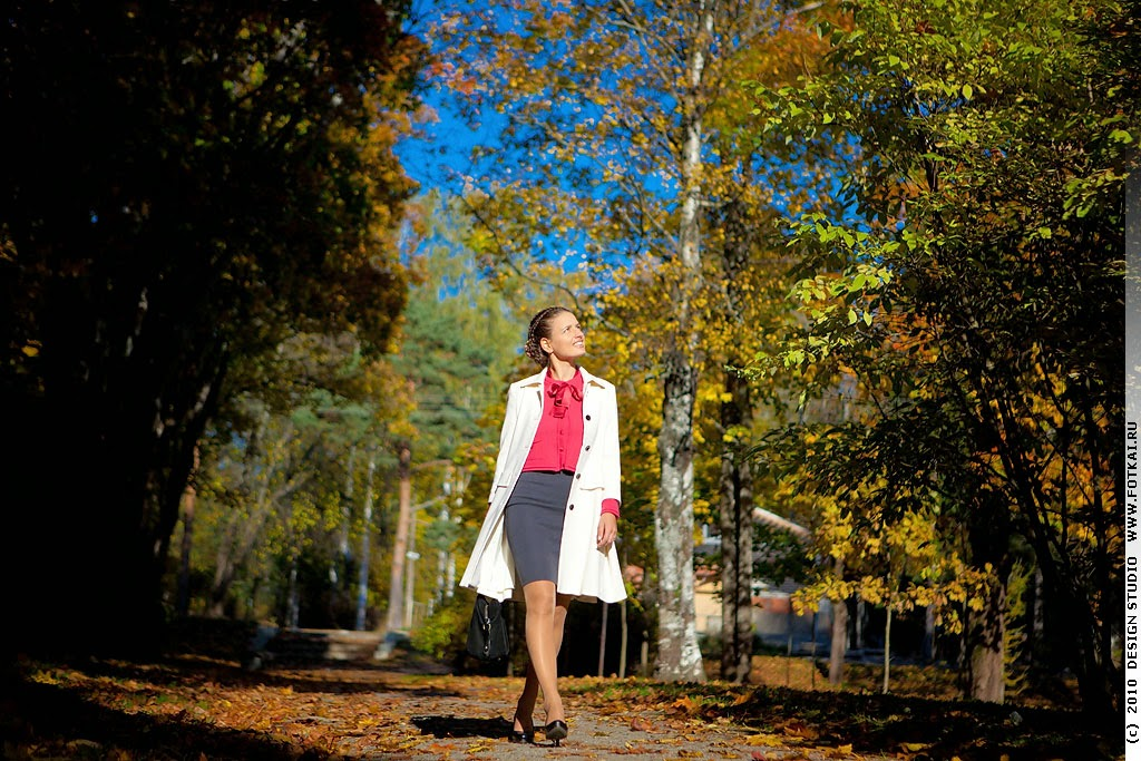 Случайная встреча мужчины и женщины. Кадр из фильма. В парке мы встретили бывшего. Любовь ушла. Соблазнение на улице.