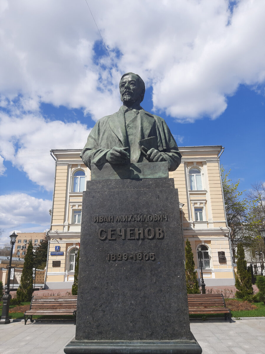 Фото автора - памятник И М. Сеченову, Москва.