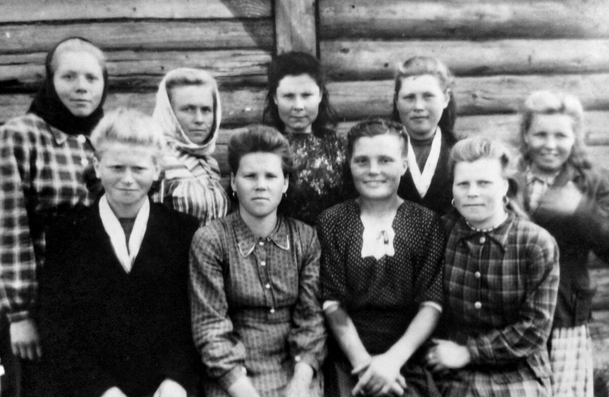 1951 год. Деревенские девчата собрались на танцы. Как видим, худоба не в моде... Фото из личного архива автора.