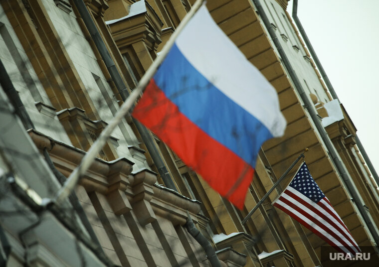 Сша закрыли в москве. Правительство США. Российский флаг в США.