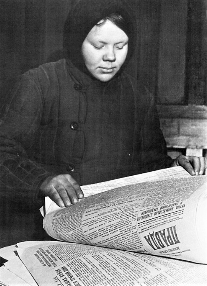 Сотрудница «Ленинградской правды» Ф. Крылова готовит газеты для отправки жителям блокадного Ленинграда. Фотография Сергея Струнникова. 1942 год Центральный архив общественно-политической истории Москвы