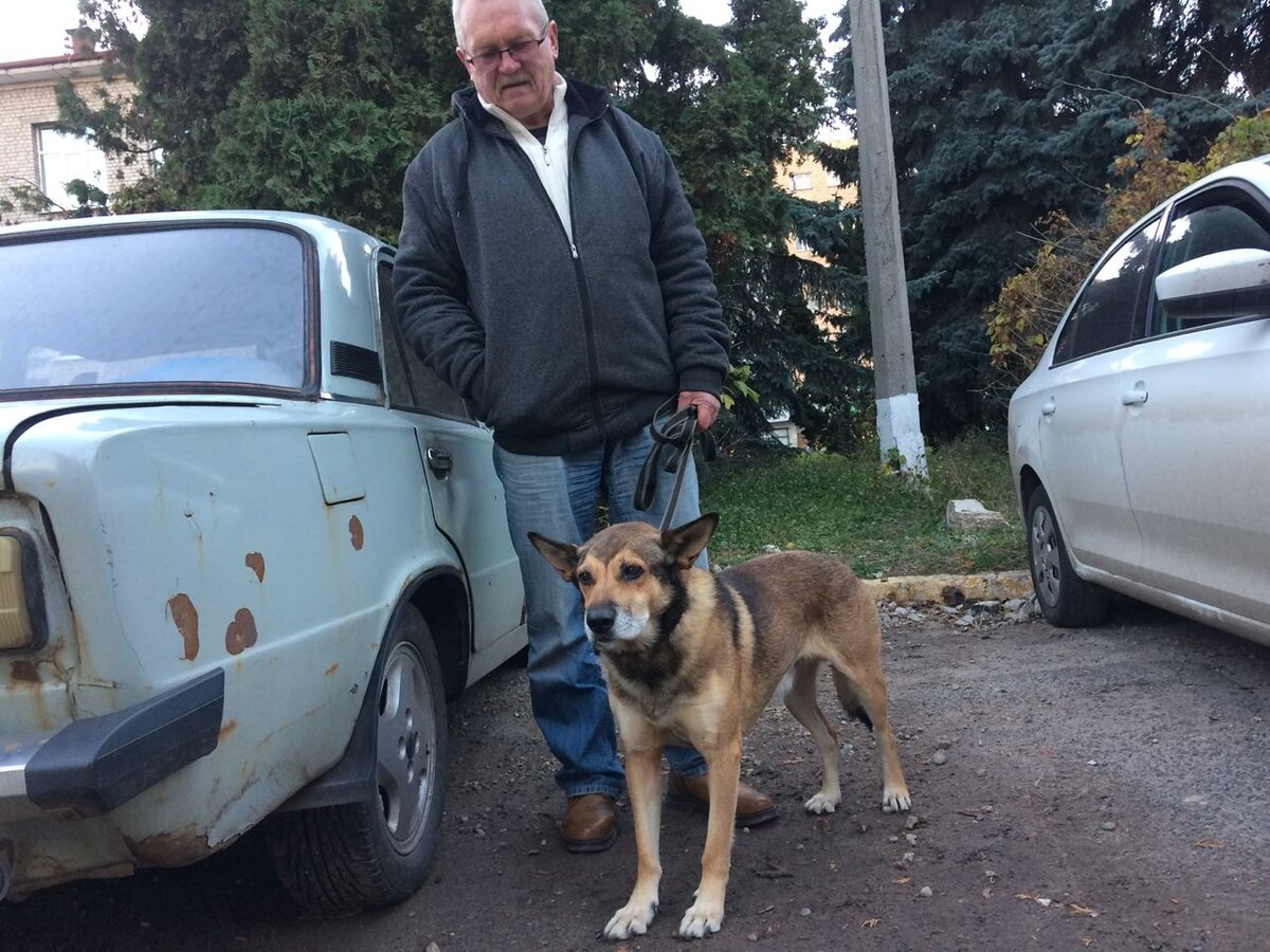 Александр Васильевич и Бориска у своего "дома на колесах"