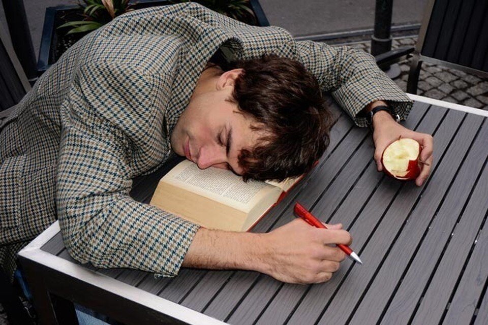     Сомнологи советуют спать не менее 7-9 часов в сутки  GLOBAL LOOK PRESS