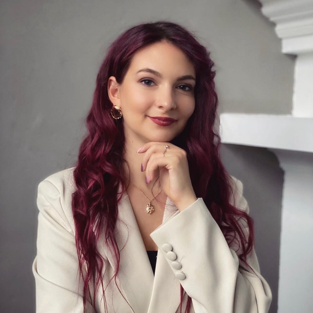 Красивая девушка в белом