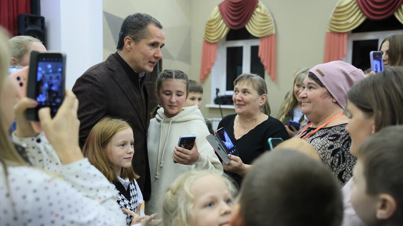    Губернатор Белгородской области Вячеслав Гладков с беженцами в Московской области ©Константин Семенец Пресс-служба Губернатора и Правительства Московской области
