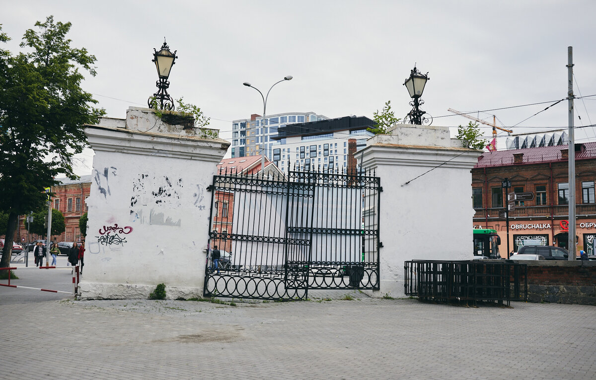 В войну из этих ворот паровоз вывозил продукцию. Миша любил стоять и смотреть здесь!