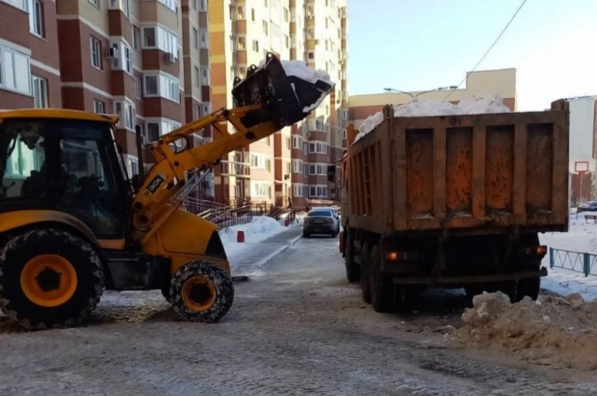    В Тюмени ликвидируют последствия прошедшего в выходные снегопада