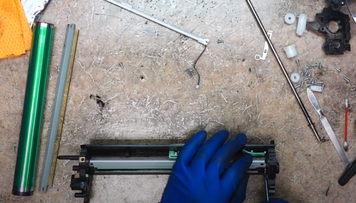 Фото 92. Устанавливаем подшипник на ось магнитного вала