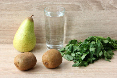 Подготовить продукты. Фрукты и зелень хорошо вымыть, обсушить на полотенце.