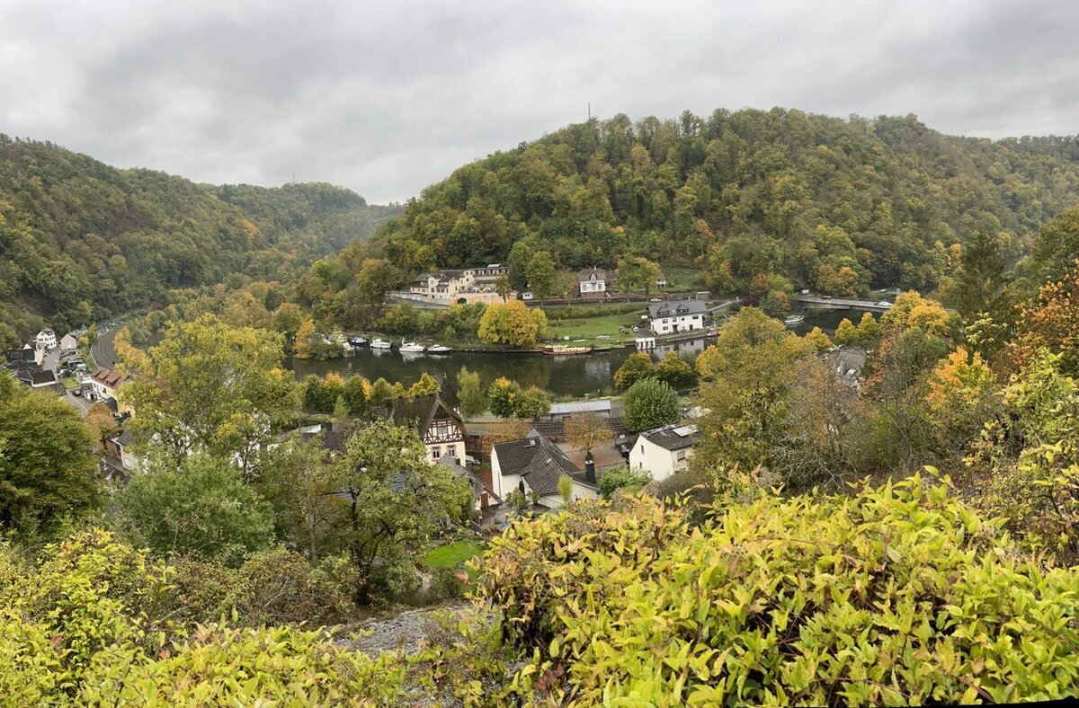 Если на работу без опыта не берут, то, где взять этот самый опыт? А еще портфолио и положительные отзывы и высокие рейтинги исполнителя? Есть отличный вариант и денег заработать и опыта набраться и рейтинги поднять.Я знаю как минимум трех авторов, которые облачили этот способ в онлайн курс, наделили его различного рода рекламными эпитетами и продают без зазрения совести всем желающим. В основе метода лежит продажа статей через каталоги. Но это лишь часть заработка и ограничивается она доходом до 30000 рублей в месяц. В конце статью я расскажу как увеличить эту цифру в несколько раз, не просиживая за компьютером с утра до ночи. НО! Обо всем по порядку...Осень вдохновляет копирайтера на новые тексты Способ №1 Зарабатываем быстро, легально, без поиска заказчиков
Этот метод прост до неприличия и умещается в три простых шага:Шаг 1 – определить популярную тему Шаг 2 – написать статью на выбранную тему (или серию статей), разместить ее в каталоге.Шаг 3 – ждать денег.Тонкости и детали этого способа заработка
Заработать на продаже статей можно и 50 рублей, и 50000 рублей. Давай разберемся, от чего зависит доход.Первым делом необходимо отбросить все иллюзии и начать мыслить здраво. Одна размещенная статья может быть продана всего один раз, соответственно, она не сделает тебя миллионером. Нет никакой гарантии того, что твоя первая и единственная статья будет продана в первый же день. Возможно, ее не купят и через месяц. Как быть?Во-первых, необходимо запастись терпением и писать столько статей, сколько ты себе можешь это позволить (только без фанатизма, иначе выгорание гарантировано).Во-вторых, не переставай ощупывать темы. Наиболее востребованными считаются следующие темы: деньги, бизнес, недвижимость, строительство, дом, дети, красота и здоровье.В-третьих, попробуй писать на «скоропортящиеся» темы. Это статьи, приуроченные к значимым событиям, датам. К предстоящему новому году пиши о елках, выборе мишуре и гирлянд, подготовь меню салатов и т.д. К Пасхе можешь писать о куличах, к масленице о блинах. Только помни, что готовить «скоропортящиеся» статьи нужно за месяц до самого события. Дай автору время заметить твою статью, купить, разместить у себя на ресурсе… Если ты попадешь в цель, то такие статьи будут раскуплены довольно быстро. Если нет, то отложи их до следующего года.Важно понимать, что уровень дохода зависит напрямую от тебя. Если ты размещаешь в каталоге 15 статей и продаешь их по 50 рублей за штуку, в случае полного успеха, ты заработаешь всего 750 рублей. Если ты планируешь выйти на доход в 30000 рублей в месяц, тебе нужно продавать по 2 статьи в день стоимостью в 50 рублей или одну статью за 100 рублей.Следуя этой логике, тебе нужно писать и размещать 2-3 статьи в день.Доход копирайтера позволит тебе отдыхать в любое время года Способ №2 Наращиваем доход за счет чужих статей.
Нет! Мы не будем заниматься перепродажей статей (хотя и этот способ вполне себе работает). Попробуй ответить себе на вопрос (только честно), сколько статей ты готов писать в день? Сколько часов у тебя в сутках и где брать идеи для такого количества текстов? Ну самый главный: как не увязнуть в рутине и как в погоне за красивой жизнью не пропустить саму жизнь?На все эти вопросы у меня тоже есть решение. Такое простое, как и все предыдущие: используй иностранные ресурсы.Прямо сейчас выключи нытика и не рассказывай о том, что твой иностранный язык ограничивается тремя популярными фразами. Используй любой доступный онлайн переводчик и будет тебе счастье.Как масштабировать доход
Выбираешь тему, находишь ключевую фразу, на которой будет строиться твой текст, переводишь ее с помощью того же Гугла и ищешь ресурсы, где публикуются соответствующие статьи. Не будь банальным и выбирай не только английский язык. Можешь искать тексты хоть на португальском языке, сути это не изменит. Переводишь статью на привычный тебе русский язык, понятное дело, что переводчик это сделает коряво. Редактируешь полученный вариант, проверяешь его на уникальность и выставляешь на продажу. Если наловчиться, на один текст будет уходить не более 15 минут.Почему статьи не покупают
Есть три причины, по которым твои тексты могут залеживаться:1. Востребованность темы. Я об этом уже говорила выше, но повторюсь, к выбору темы нужно подходить основательно. Со временем ты научишься чувствовать рынок и ориентироваться на спрос. А пока выбери из того списка тем, что я предложила.2. Плохой заголовок. От заголовка зависит многое в том числе и то, будут ли читать твою статью. Если покупателя он не зацепил, то и читателя скорее всего не зацепит.3. Неудачное вступление. Важно понимать, что заказчик не видит весь текст целиком. Твоя задача вынести основную мысль в превью, чтобы было понятно, о чем статья, каким языком она написана и каков уровень ее ценности для читателя.Как видишь, заработать в сети может даже начинающий копирайтер, не имеющий постоянных заказов. Многое зависит от твоей целеустремленности, желания творить и создавать. А деньги? Деньги они сами тебя найдут, главное создать для этого все условия ;)Хочешь узнавать больше о заработке в сети и получать ценные инструкции на тему фриланса – подпишись на канал. Твой лайк будет лучшей оценкой моей работы.