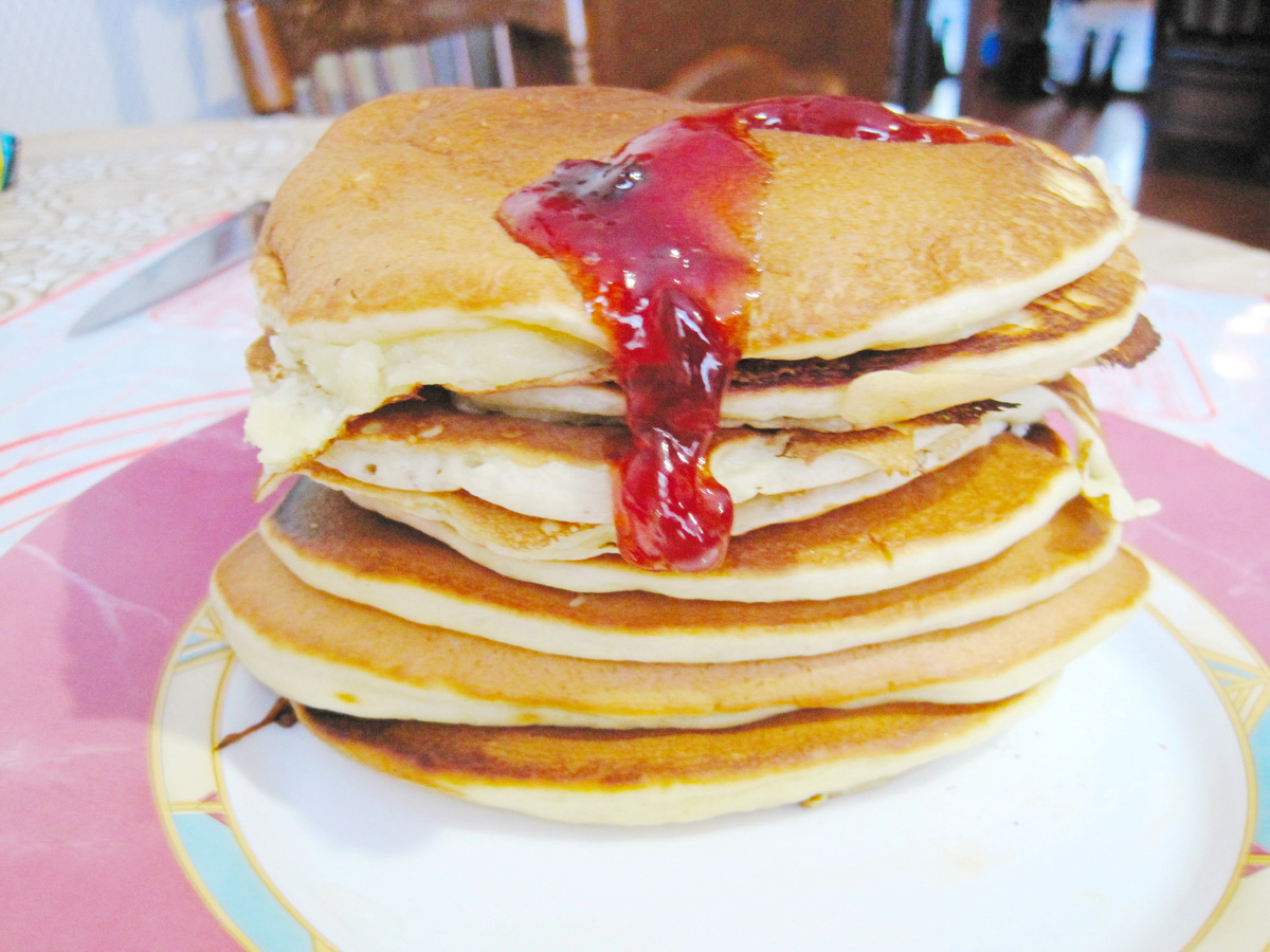 Готовые панкейки на тарелке