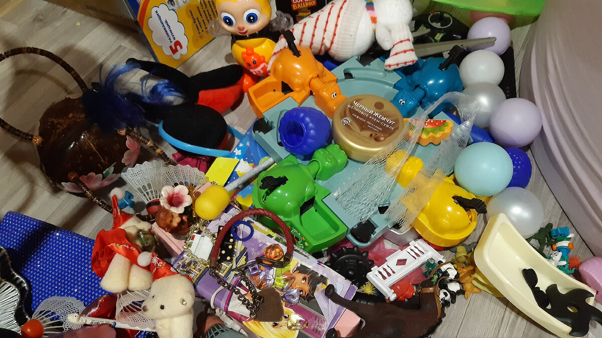 Мелкие игрушки сортирую перед мойкой.