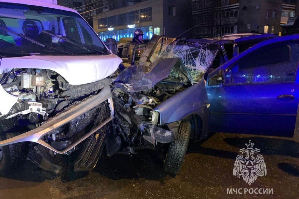     Пассажир Renault погиб на месте до приезда скорой помощи. Фото: vk.com/mchs_murmansk