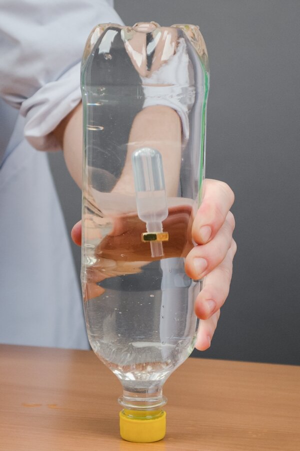 Картезианский водолаз своими руками. Эксперимент картезианский водолаз. Картезианский водолаз опыт по физике. Опыт картезианский водолаз физика 7 класс. Картезианский водолаз с пипеткой.