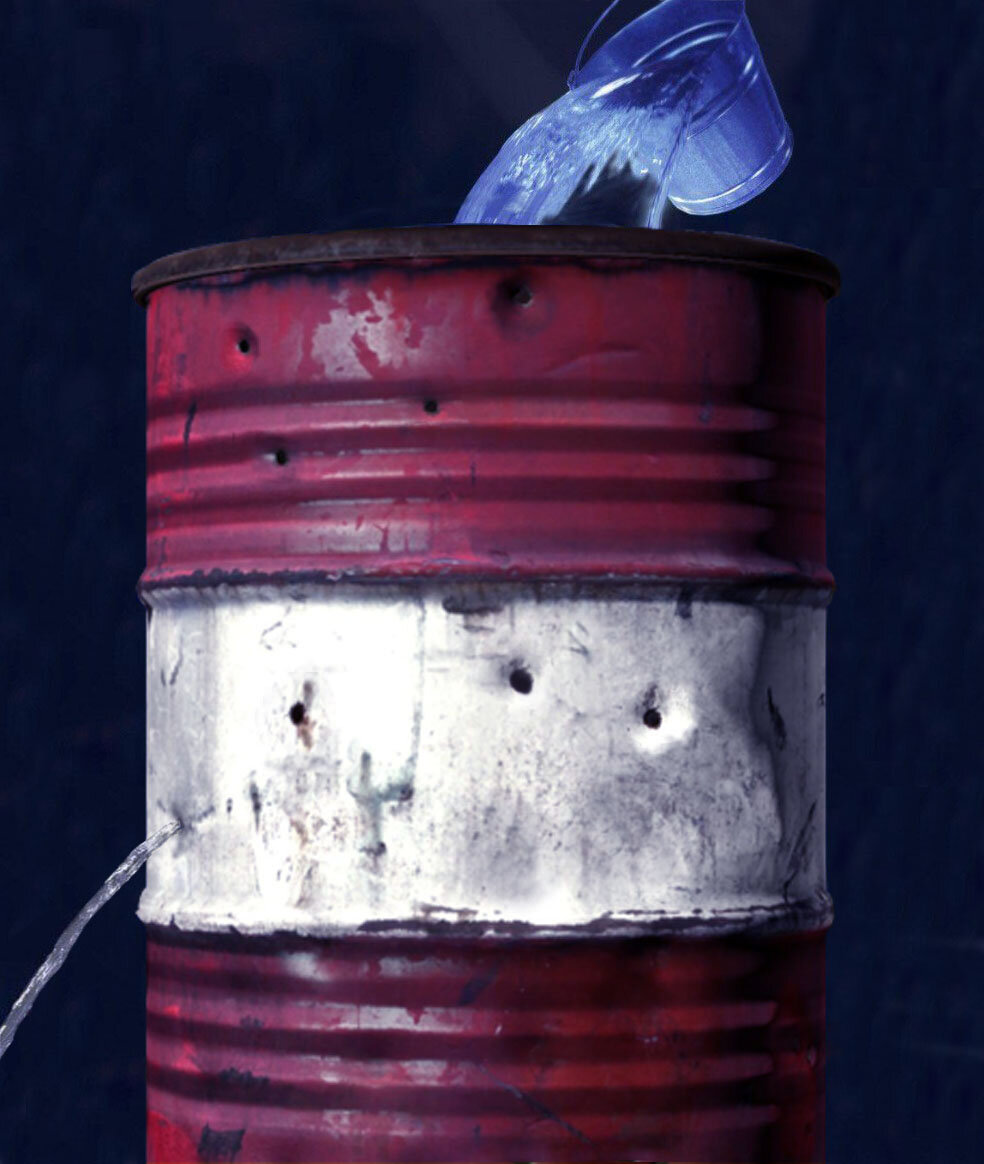 Бочка иллюстрирующая действие закона Либиха. Заряжаем 12х70 калибр (Клеверовский, "Феттер" или "Техкрим") в "Сайгу", отстреливаем магазин по бочке и наливаем воду.  Потеря воды идет по нижнему месту утечки. Пробоины выше самой нижней, в условиях новой реальности, нас уже мало интересуют.