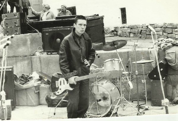 Свердловск. Исторический сквер, дворик музея архитектуры лето 1991 Макс Ильин после концерта