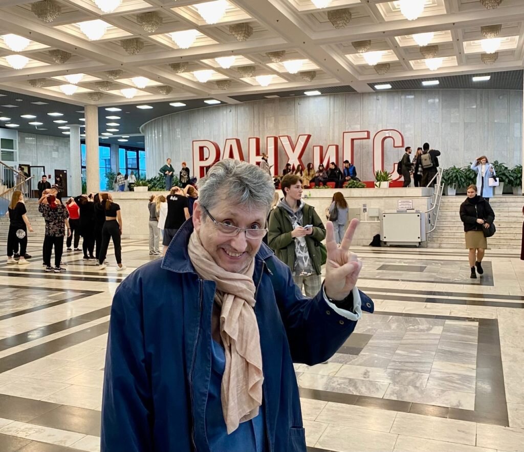 Сергей Хорольский на фоне студентов