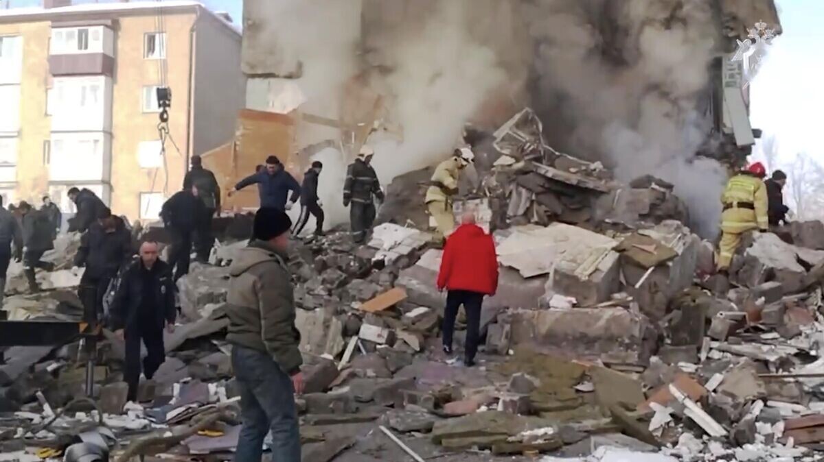    На месте обрушения дома в поселке Тымовское Сахалинской области. Кадр видео© СУ СК по Сахалинской области