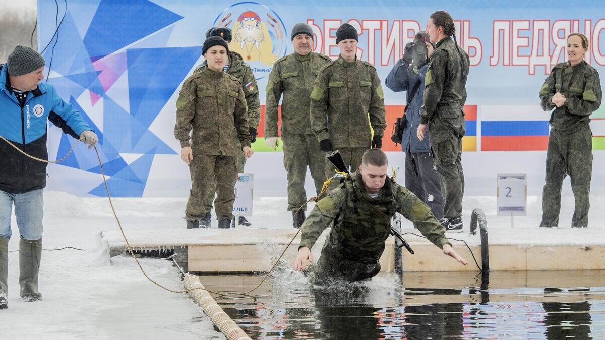    Установка рекорда России по плаванию в военной экипировке в ледяной воде© РИА Новости / Андрей Никонов