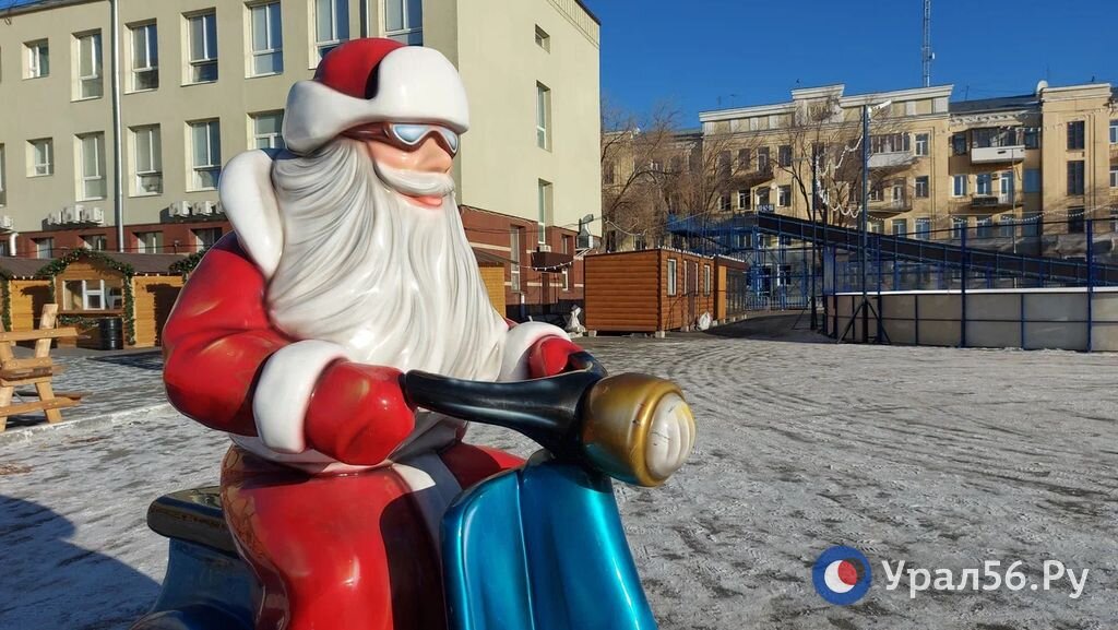    На площади Ленина в Оренбурге установили фигуры и туалеты. Подготовка к Новому году продолжается