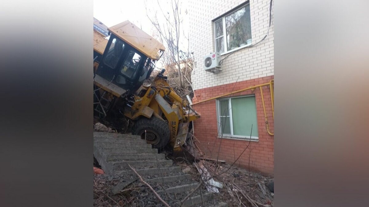     В Ростове-на-Дону на улице Саши Чебанова трактор врезался в жилой дом, сообщили в УМЧС по региону.