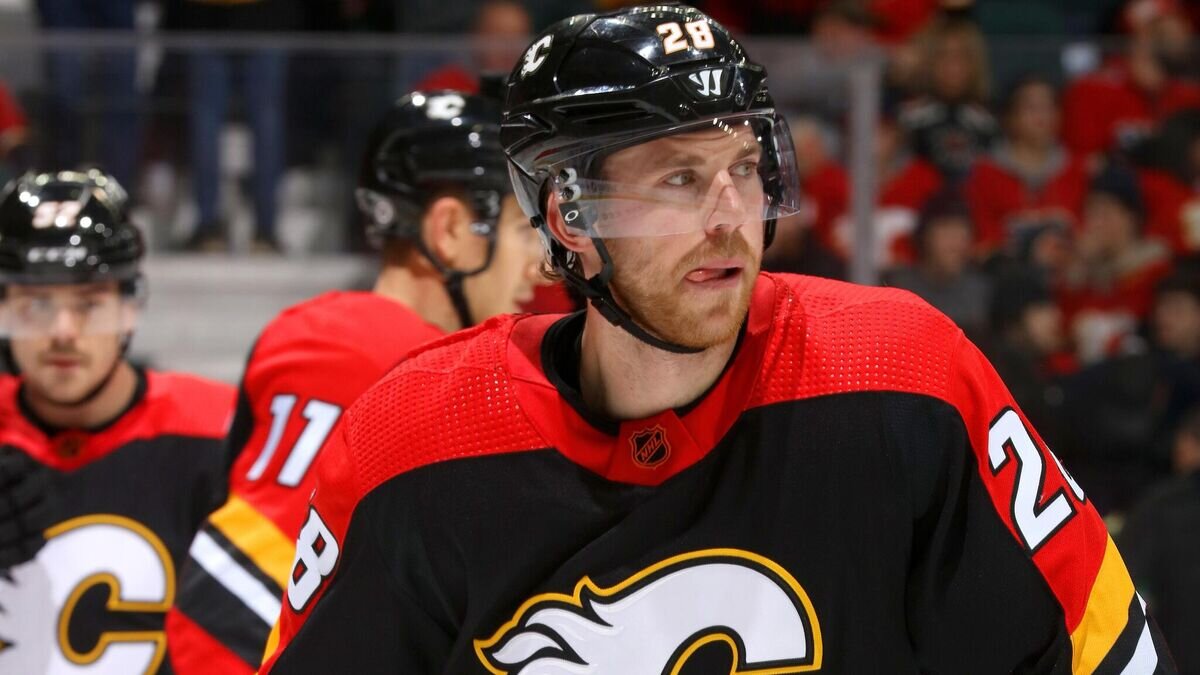    Нападающий "Калгари Флэймз" Элиас Линдхольм в матче НХЛ© пресс-служба НХЛ