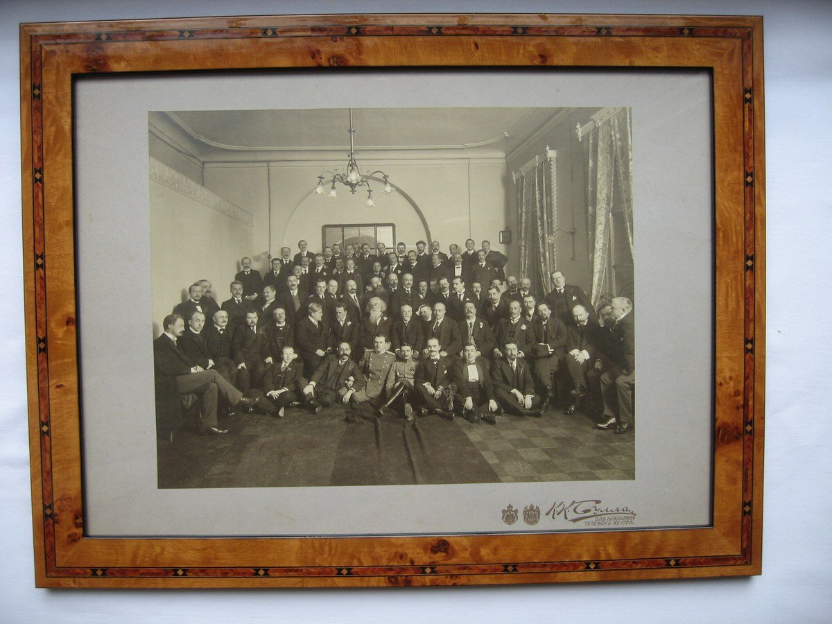 Фотография исполнена в знаменитой студии Карла Буллы, вероятно, в 1909 году по случаю десятилетнего юбилея журнала.