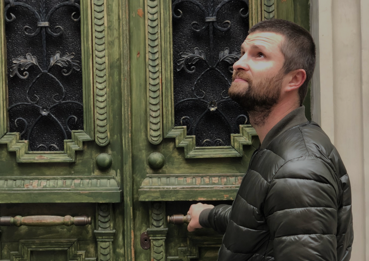 Двери домов в Новогоднюю ночь всегда открыты