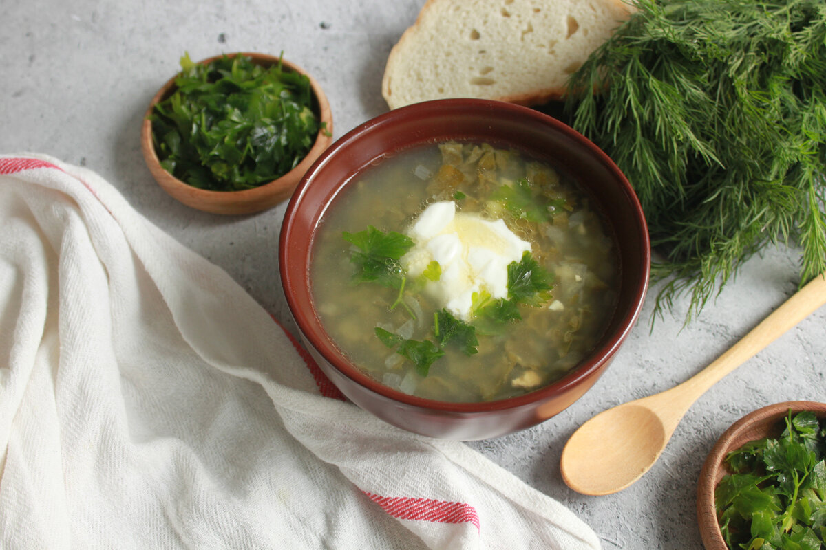 Зеленый борщ с щавелем классический рецепт курицей. Зелёный борщ с щавелем и яйцом. Зеленый борщ фото. Постный зеленый борщ с щавелем. Зеленый борщ вид сверху.