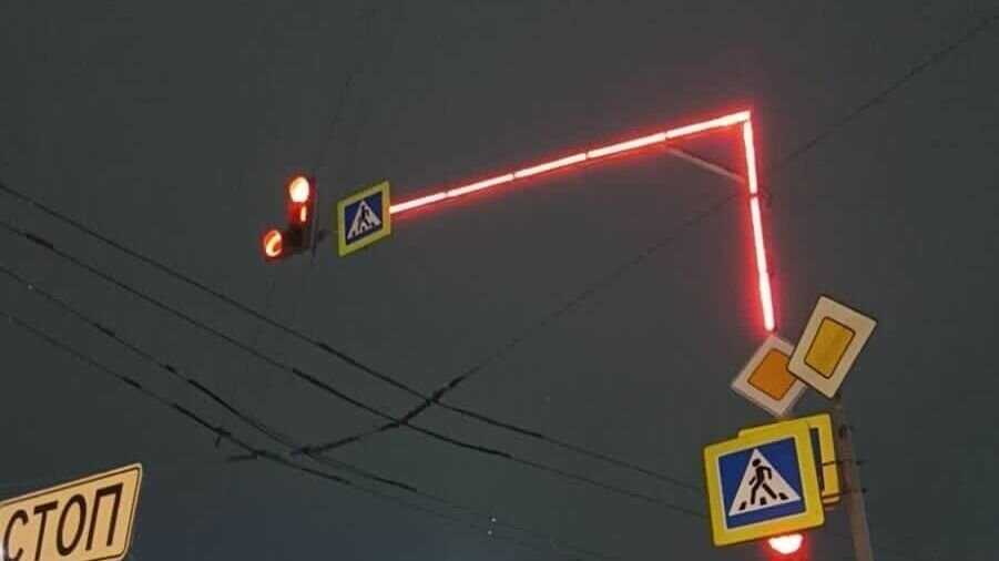     У светофора подсвечивается опора, на которой он расположен.