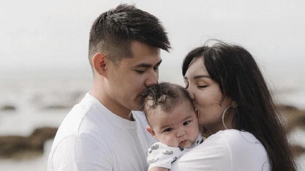    Данияр Хизметов и Жания Джуринская с дочерью:instagram.com/djurinskaya