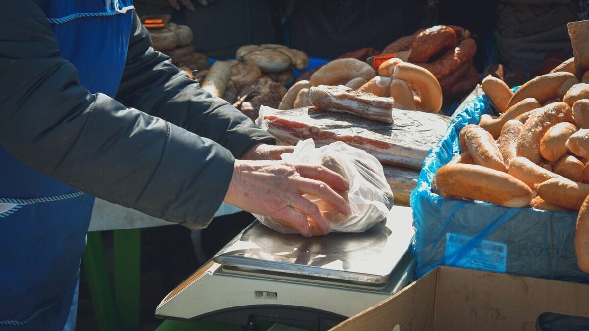     Предприниматели из поселка городского типа Аксубаево пожаловались на то, что глава района якобы хочет лишить их работы. Власти нашли способ, как снести рынок, на котором они торгуют с 1990-х годов. Такой комментарий появился под публикацией главы Татарстана Рустама Минниханова в Telegram.