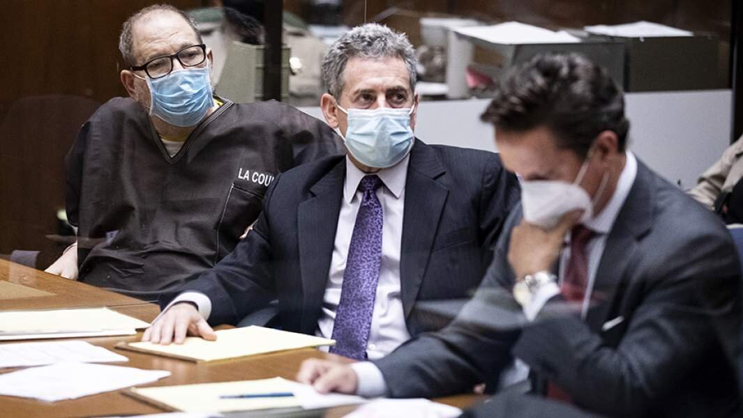 Харви Вайнштейн и его адвокаты на заседании суда, США, 29 июля 2021 года                   Фото: ТАСС/EPA/ETIENNE LAURENT