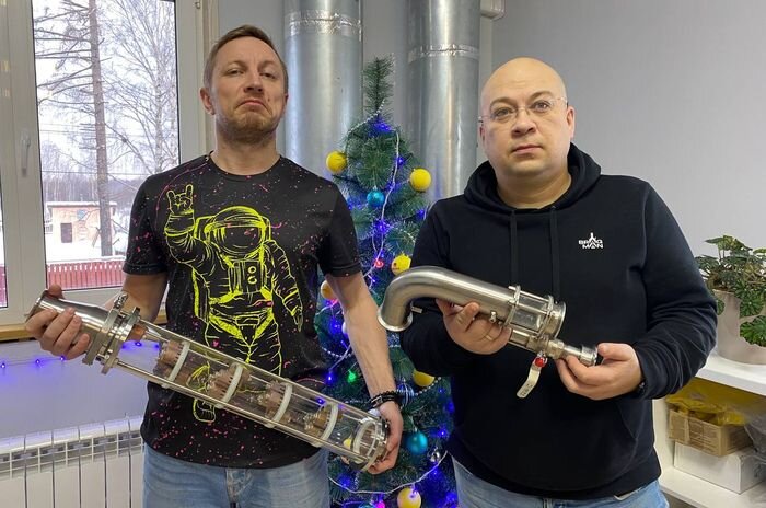 Самогонщики с подарками.