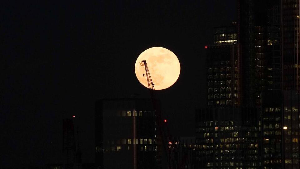 В ночь на 31 августа Луна максимально приблизится к нашей планете – это суперлуние считается самым большим в году. Наблюдать уникальное явление можно будет с 04:35 по московскому времени. Наш естественный спутник будет находиться в созвездии Водолея. Суперлуние 31 августа известно как Голубая Луна. Однако это совсем не значит, что лунный диск окрасится в голубой цвет. Таким интересным термином принято называть редкое явление, когда в один месяц происходят сразу два полнолуния.