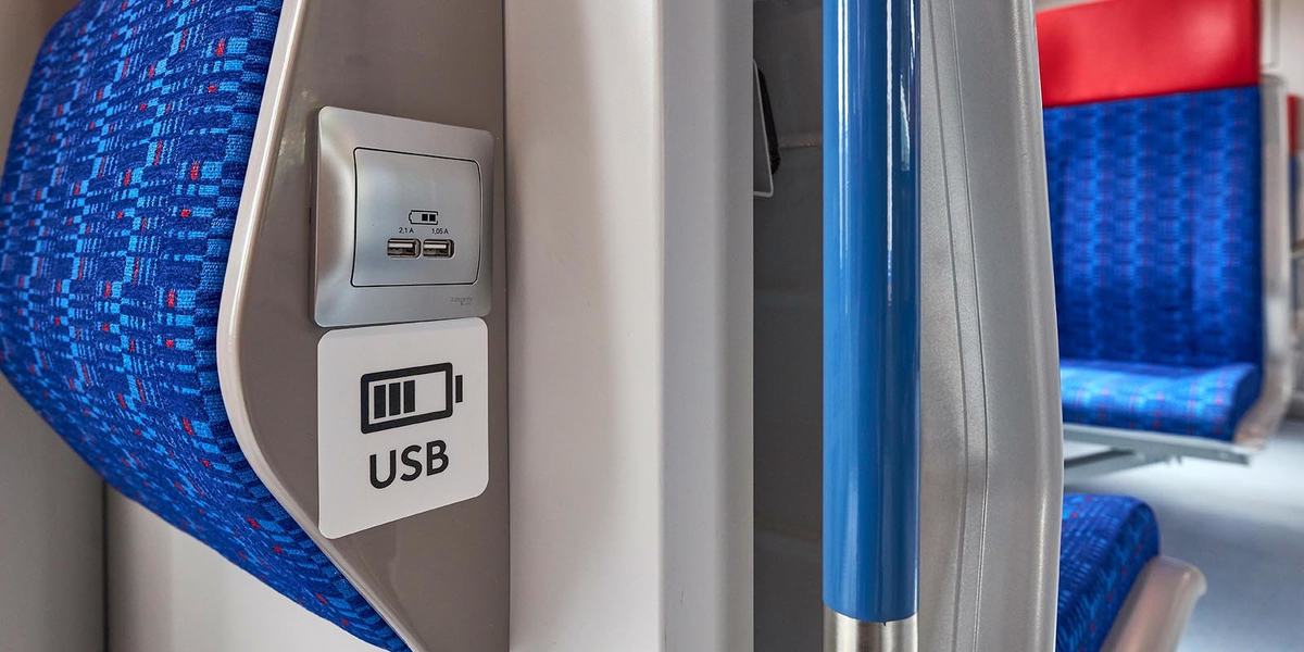 В поездах можно заряжать телефон. Ласточка USB розетки. USB зарядка в поезде. Юсб розетка в поезде. USB зарядка в Ласточке.