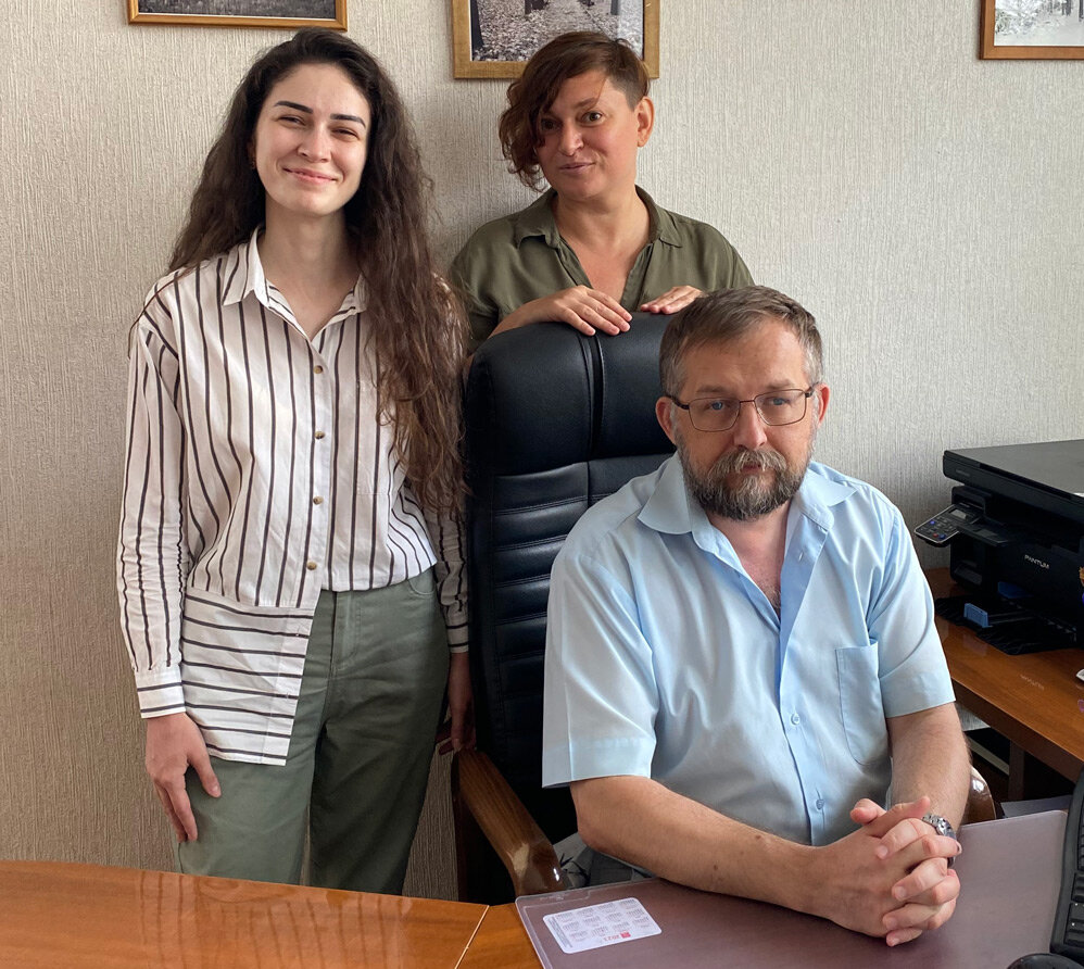 Главный редактор газеты «День республики» Евгений Кратов и гости редакции: Екатерина Борисова и Лейла Чотчаева. Фото автора.