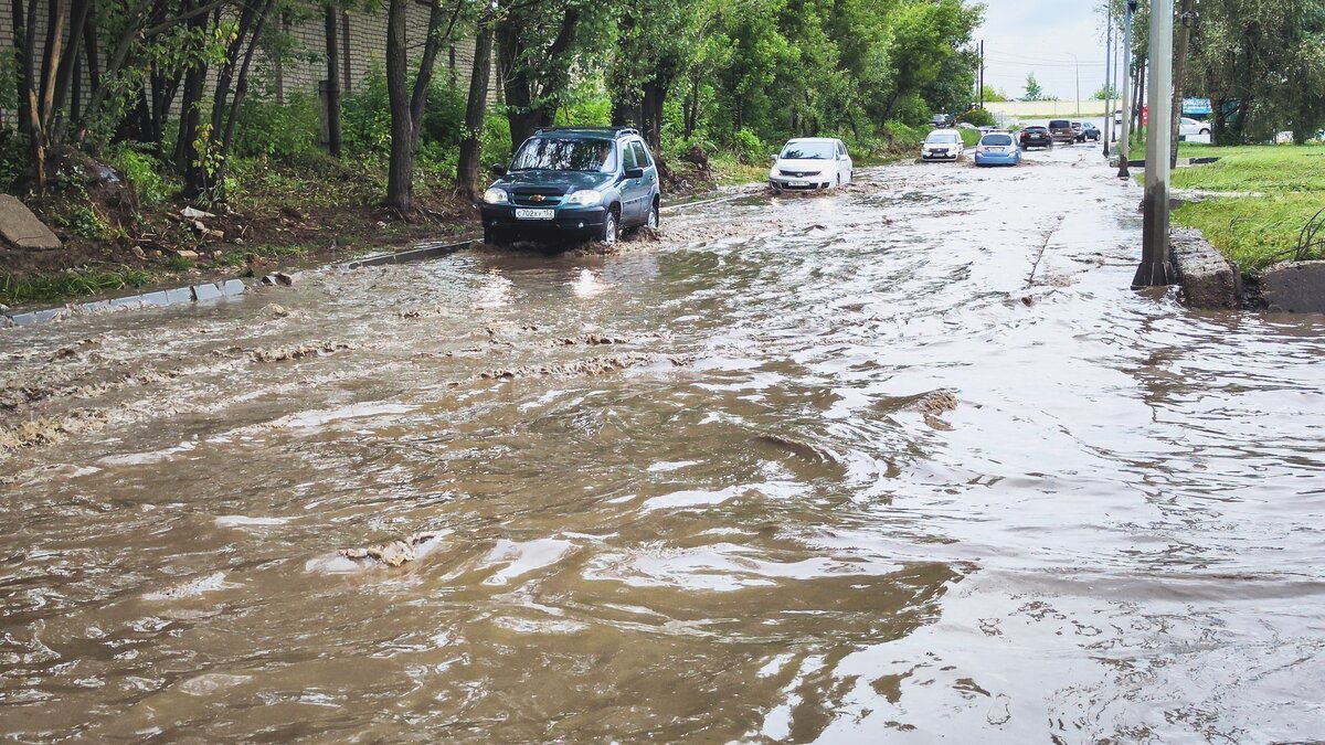     В Ростове из-за порыва трубы затоплены оказались десятки частных домов в Александровке, фото и видео с последствиями инцидента делятся в соцсетях местные жители.