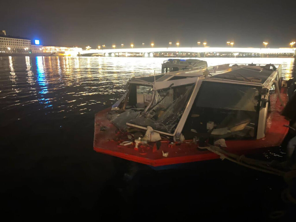 В Петербурге в акватории Невы столкнулись два теплохода / Фото: Северо-Западная транспортная прокуратура  📷
