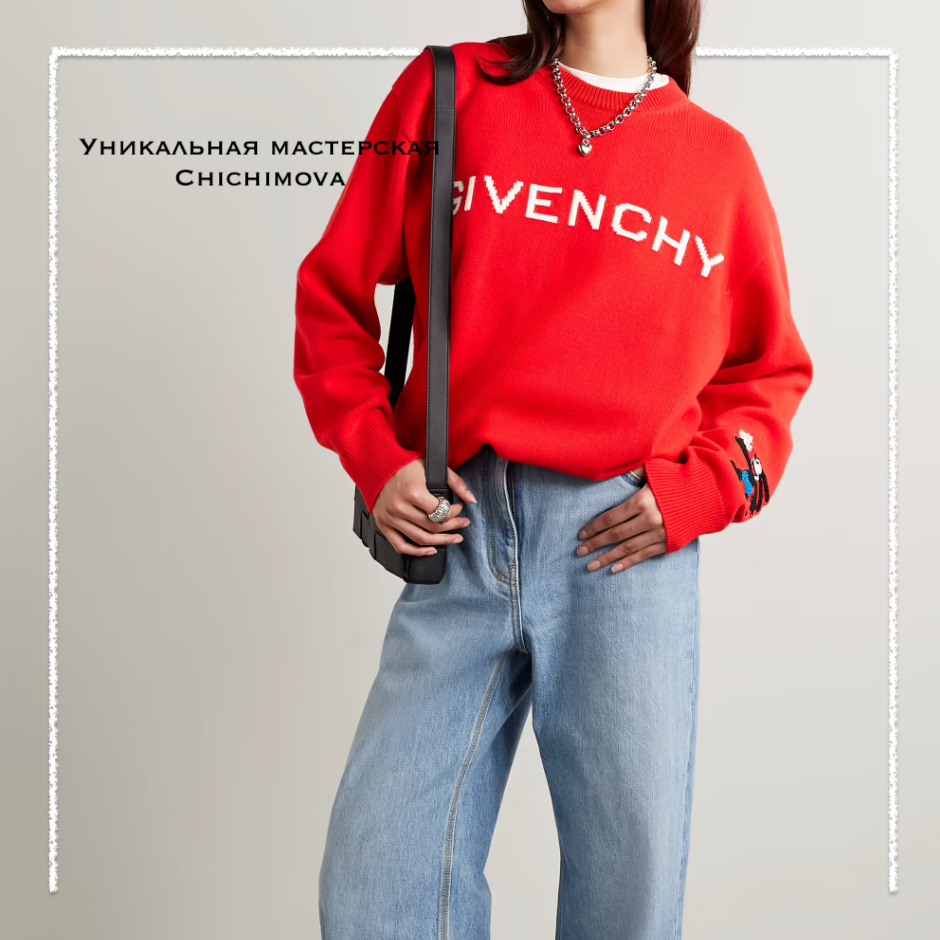 Givenchy связан с «волшебством и чудом» и с Disney. Поэтому разработка дизайна для постоянного сотрудничества брендов для него естественна. Этот свитер из смеси шерсти и кашемира связан жаккардовой вязкой с изображением счастливого кролика Освальда и его возлюбленной Ортензии. Листайте галерею!