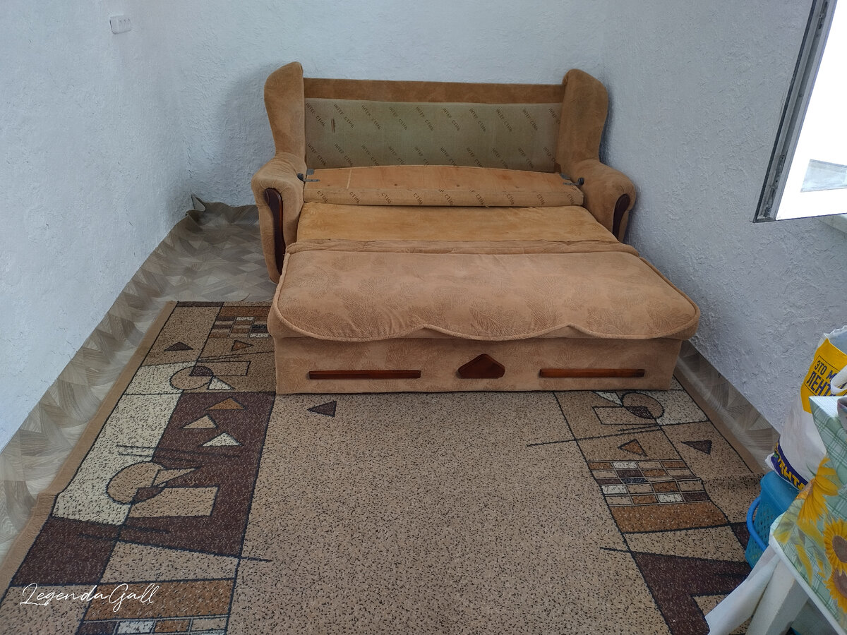 Вот так он встал в комнатке... Практически до окна все пространство занял. Слева около полуметра проход...