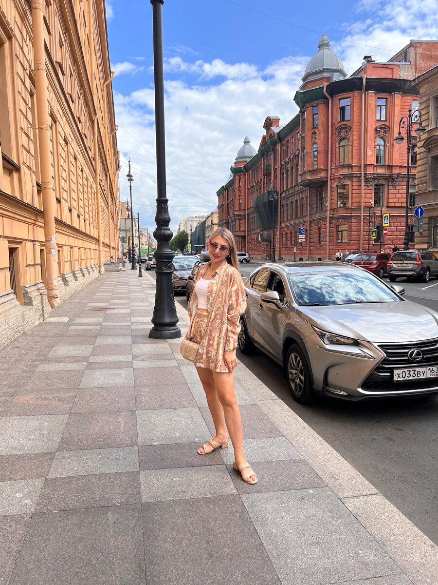 Слева съемная дом в котором мы снимали квартиру